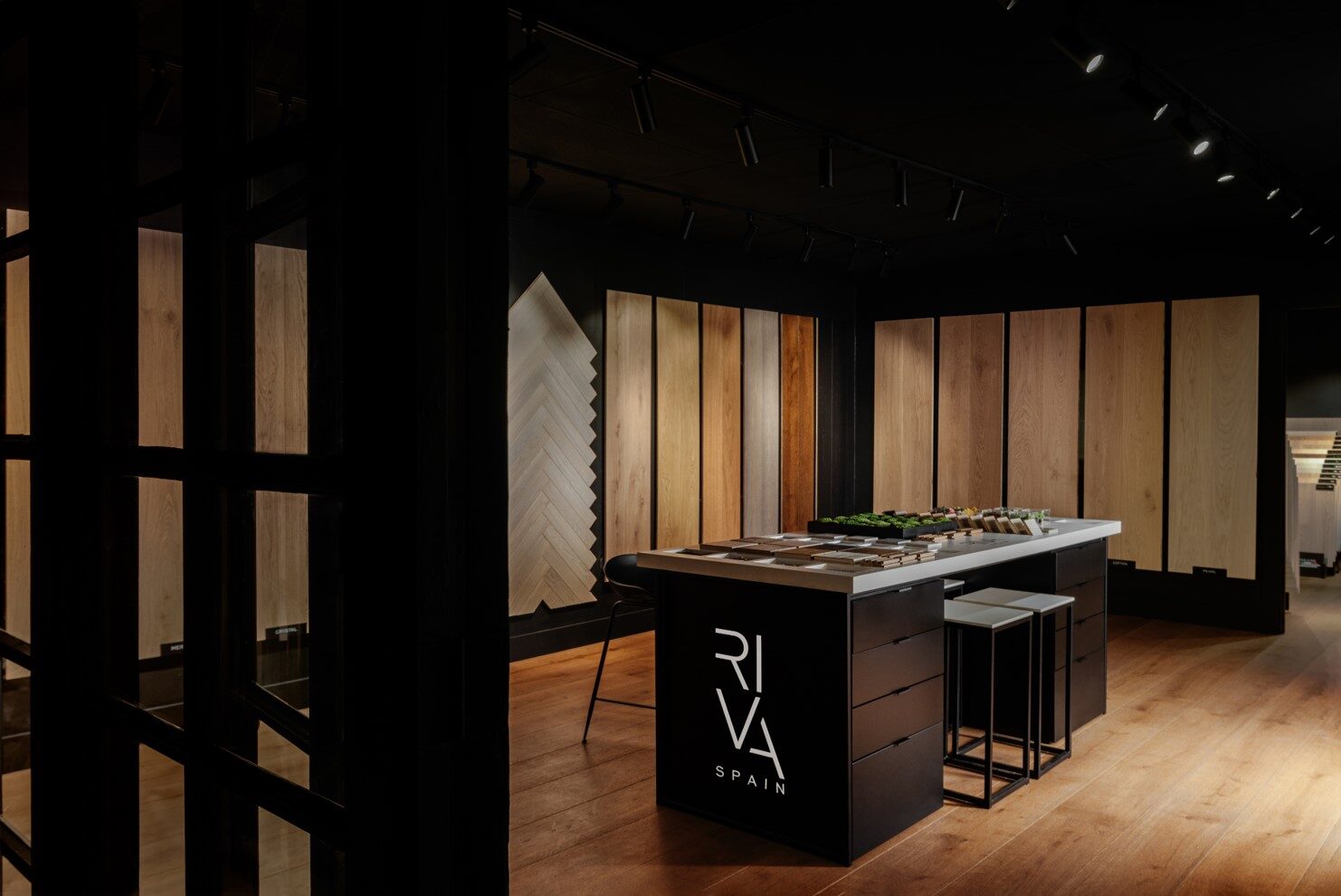 RIVA Spain wide-plank European white oak in a Naples kitchen